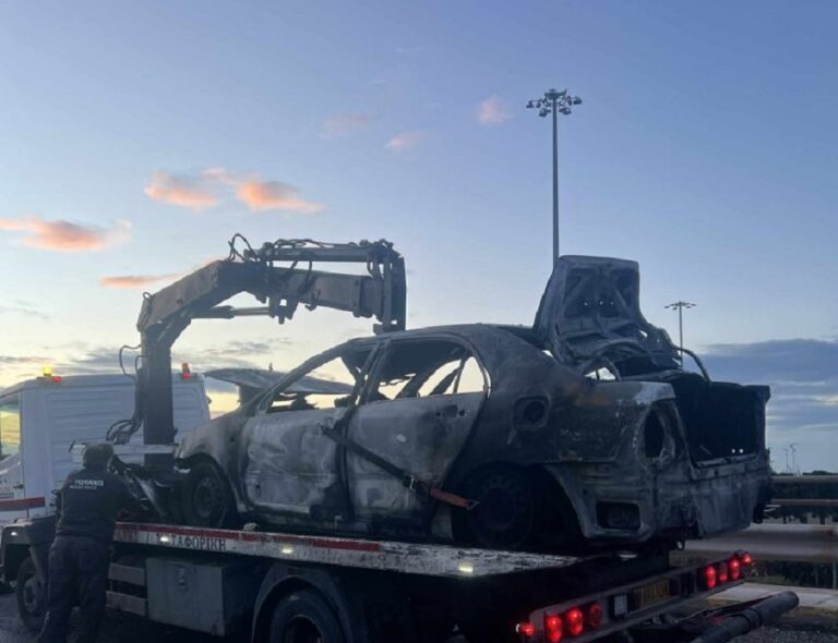 Τροχαίο στο Φάληρο: Αυτοκίνητο κάηκε ολοσχερώς μετά τη σύγκρουση