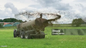 ΟΙ ΓΑΛΛΟΙ ΑΓΡΟΤΕΣ ΒΑΖΟΥΝ ΤΑ ΓΥΑΛΙΑ ΣΕ ΟΛΟΥΣ. ΛΟΥΖΟΥΝ ΤΟΥΣ “ΜΠΑΤΣΟΥΣ-ΜΑΤ” ΜΕ ΚΟΠΡΙΑ