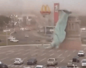 Βραζιλία: Καταιγίδα γκρέμισε αντίγραφο του Αγάλματος της Ελευθερίας στη Γκουαΐμπα