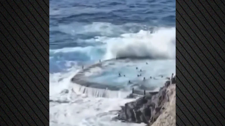 Τενερίφη: H στιγμή που γιγάντιο κύμα «καταπίνει» λουόμενους σε φυσική πισίνα