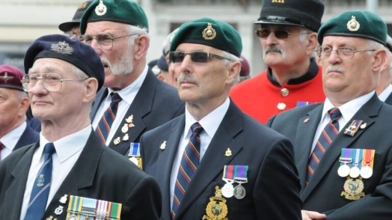 Παράνοια στη Βρετανία – Ετοιμάζονται να επιστρατεύσουν βετεράνους άνω των εξήντα για πόλεμο με τη Ρωσία