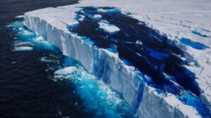Αναστάτωση στους επιστήμονες – Το παγόβουνο A-23A «μαύρισε» απότομα – Τι αποκαλύπτει το ανησυχητικό μπλε χρώμα του