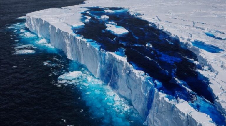 Αναστάτωση στους επιστήμονες – Το παγόβουνο A-23A «μαύρισε» απότομα – Τι αποκαλύπτει το ανησυχητικό μπλε χρώμα του
