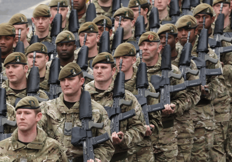 Σοκ στη Βρετανία – Προετοιμάζουν το λαό για γενική επιστράτευση – «Θα πολεμήσουμε όπως οι παππούδες μας»