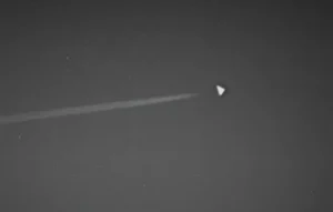 Μυστηριώδες αεροσκάφος σε σχήμα UFO εντοπίστηκε πάνω από την Περιοχή 51, ενώ ακούγεται παράξενος στρατιωτικός κωδικός