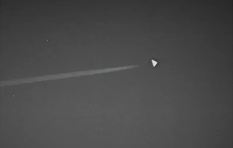 Μυστηριώδες αεροσκάφος σε σχήμα UFO εντοπίστηκε πάνω από την Περιοχή 51, ενώ ακούγεται παράξενος στρατιωτικός κωδικός