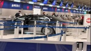 Αυτοκίνητο «μπούκαρε» στο αεροδρόμιο του Ντιτρόιτ