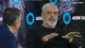 Έντι Ράμα: Οι Έλληνες νομίζετε ότι είστε απόγονοι του Πλάτωνα και του Αριστοτέλη, αλλά δεν είστε