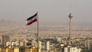 ΣΕ ΑΝΑΒΡΑΣΜΟ ΤΟ ΙΡΑΝ: ΑΙΦΝΙΔΙΟ «ΜΠΛΑΚ ΑΟΥΤ» ΠΤΗΣΕΩΝ ΣΤΗΝ ΤΕΧΕΡΑΝΗ – ΦΩΤΙΕΣ ΣΕ ΒΑΣΕΙΣ, ΓΕΝΙΚΕΥΜΕΝΟ ΧΑΟΣ ΣΤΗΝ ΧΩΡΑ