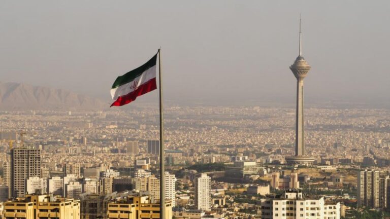 ΣΕ ΑΝΑΒΡΑΣΜΟ ΤΟ ΙΡΑΝ: ΑΙΦΝΙΔΙΟ «ΜΠΛΑΚ ΑΟΥΤ» ΠΤΗΣΕΩΝ ΣΤΗΝ ΤΕΧΕΡΑΝΗ – ΦΩΤΙΕΣ ΣΕ ΒΑΣΕΙΣ, ΓΕΝΙΚΕΥΜΕΝΟ ΧΑΟΣ ΣΤΗΝ ΧΩΡΑ