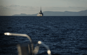 Ιστορική στιγμή για το Πολεμικό Ναυτικό: Σε ελληνικά νερά η πρώτη φρεγάτα Belharra, «Kίμων» – «Μπαίνουμε σε καινούργια φιλοσοφία πλοίων»