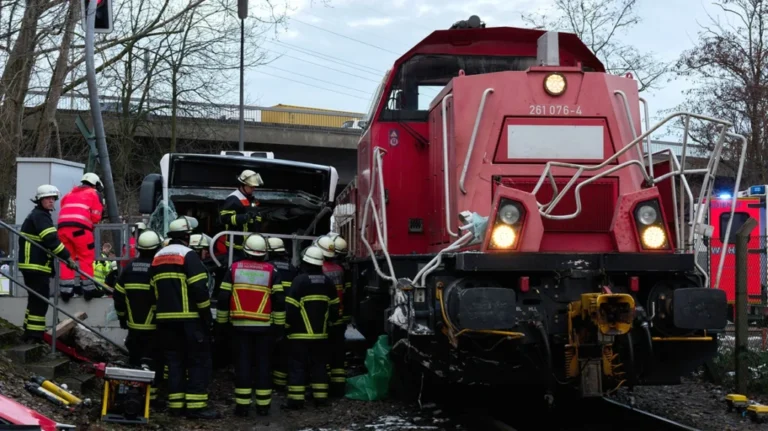 Ένας νεκρός και δέκα τραυματίες από σύγκρουση τρένου με λεωφορείο στο λιμάνι του Αμβούργου