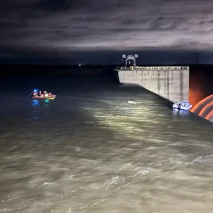 Νότια Αφρική: Tέσσερις άνδρες εγκλωβίστηκαν για ώρες σε σκάφος στο χείλος φράγματος 40 μέτρων!