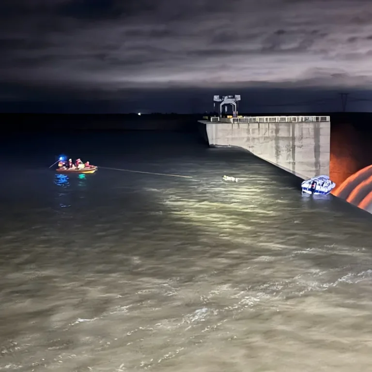 Νότια Αφρική: Tέσσερις άνδρες εγκλωβίστηκαν για ώρες σε σκάφος στο χείλος φράγματος 40 μέτρων!