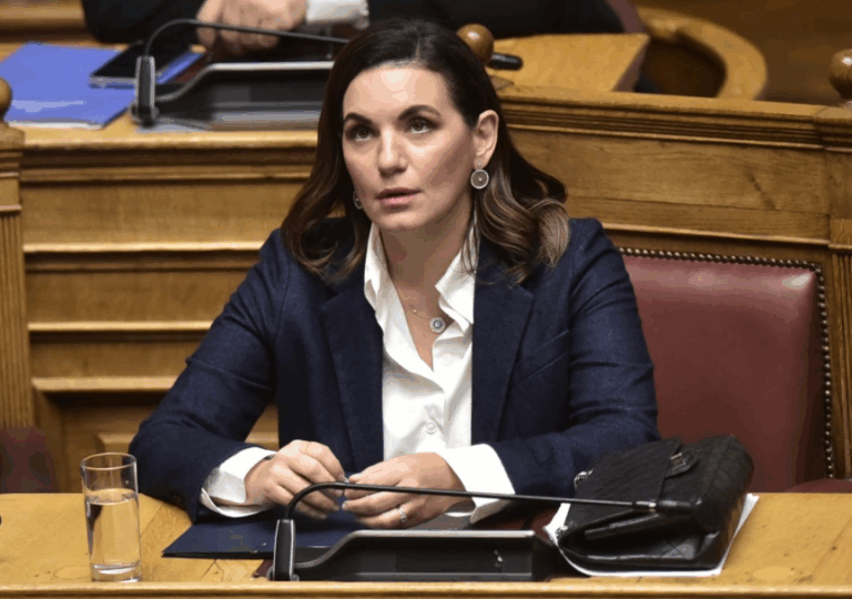 Μπανανία 2.0: Δεν άρεσε στην υπουργό η απόφαση της Δικαιοσύνης που βγήκε εναντίον της και άλλαξε τον νόμο για να βγει υπέρ της.