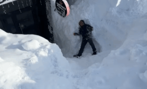 Απίστευτες εικόνες από τη Ρωσία: Ολόκληρα κτίρια θάφτηκαν κάτω από το χιόνι