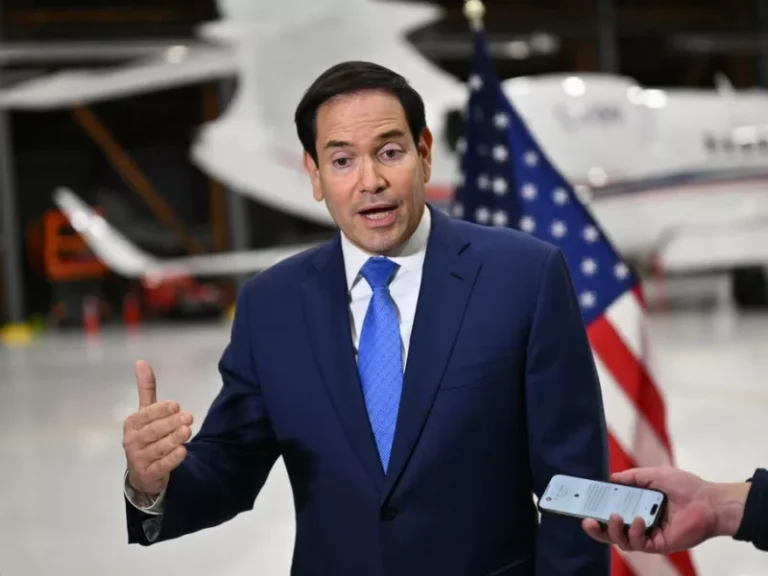 Οι ΗΠΑ θέλουν να αγοράσουν τη Γροιλανδία, όχι να την καταλάβουν, λέει ο Ρούμπιο