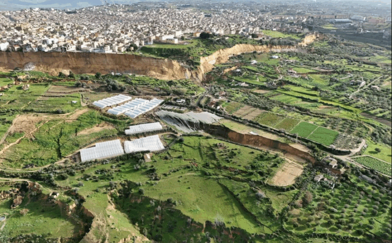 Αδιανόητες εικόνες μετά από εκτεταμένη κατολίσθηση στη Σικελία -Σοκάρει βίντεο με σπίτια να γλιστράνε στον γκρεμό