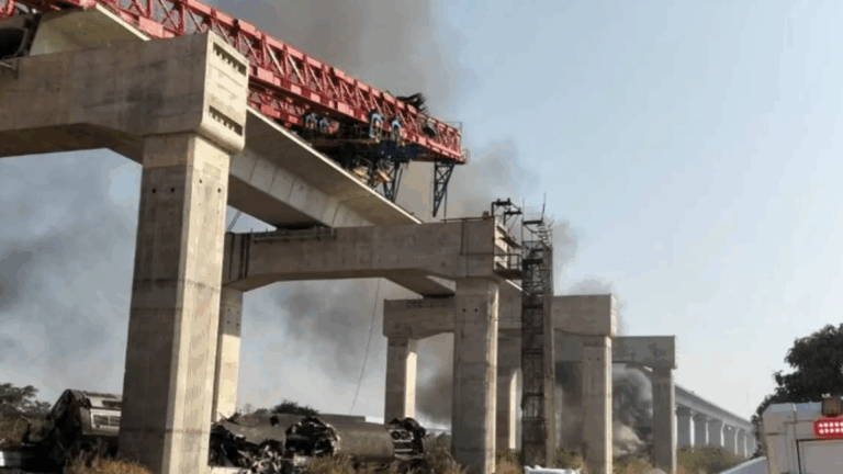 Σιδηροδρομικό δυστύχημα στην Ταϊλάνδη: Γερανός κατέρρευσε και έπεσε σε τρένο, τουλάχιστον 22 νεκροί