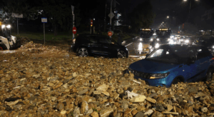 Πώς έγιναν οι τραγωδίες με τους δύο νεκρούς από την κακοκαιρία – «Δεν μπορούσε να πιαστεί από πουθενά η γυναίκα» λέει κάτοικος στη Γλυφάδα