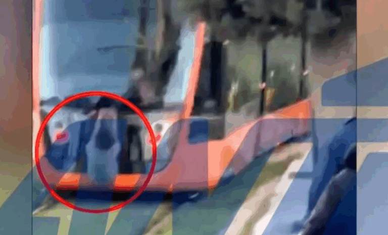 Ανήλικος κρεμάστηκε από κινούμενο τραμ για challenge – Παρέμβαση της ΣΤΑΣΥ και έρευνα της ΕΛ.ΑΣ.