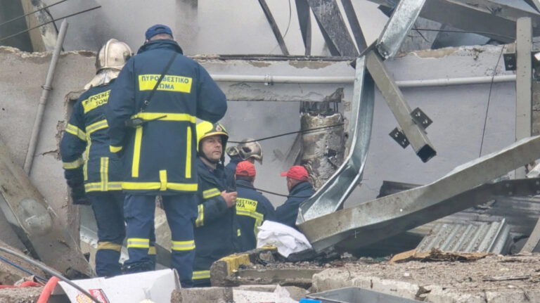 Τρεις γυναίκες νεκρές από τη μεγάλη φωτιά στο εργοστάσιο της Βιολάντα στα Τρίκαλα