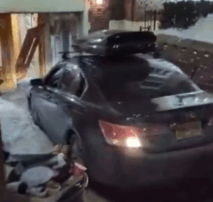 Η στιγμή που άνδρας εμβολίζει επανειλημμένα με το αυτοκίνητό του την είσοδο συναγωγής στη Νέα Υόρκη