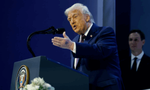 Ντόναλντ Τραμπ: Ξανά με μελανιά στο χέρι στο Νταβός – «Χτύπησα σε τραπέζι»