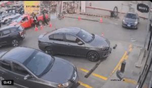 Τρυπα καταπιε δυο μαγαζια …