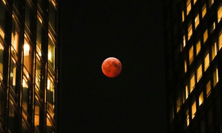 Το πρώτο «Ματωμένο Φεγγάρι» του 2026 έχει ημερομηνία – Πότε και πώς να δείτε την ολική έκλειψη