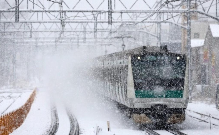 Ελβετία – Τρένο εκτροχιάστηκε μετά από χιονοστιβάδα – Αγωνία για 80 επιβαίνοντες