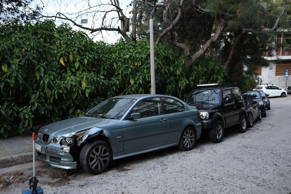 Μεθυσμένη οδηγός στο Κολωνάκι έπεσε πάνω σε 5 παρκαρισμένα αυτοκίνητα και τα διέλυσε [εικόνες]