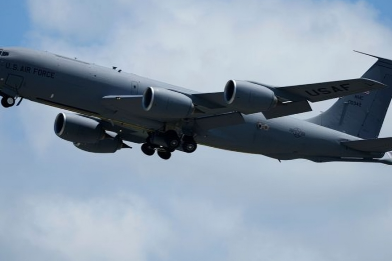 Που πάει να μας μπλέξει πάλι ο γουρλομάτης – Σούδα: Αεροπλάνα των ΗΠΑ καταφθάνουν συνεχώς – Ερωτήματα για τον ρόλο της Ελλάδας