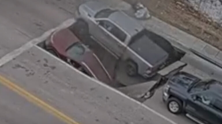 Ομάχα: Το έδαφος «κατάπιε» αυτοκίνητα