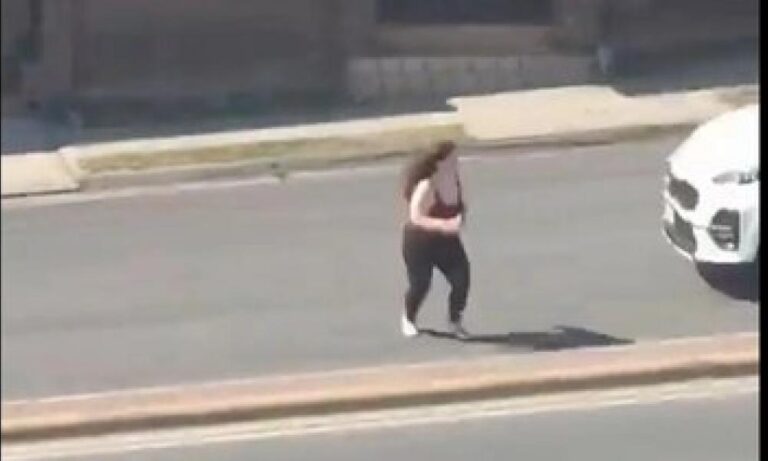 Μεξικό: Σοκαριστικό τροχαίο – Γυναίκα βγαίνει ξαφνικά στον δρόμο και αυτοκίνητο την εκτοξεύει μέτρα μακριά
