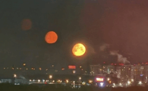 Τρία… φεγγάρια φώτισαν τον ουρανό της Μόσχας: Το σπάνιο φαινόμενο της παρασελήνης