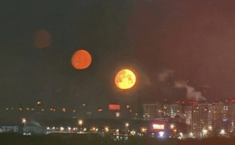 Τρία… φεγγάρια φώτισαν τον ουρανό της Μόσχας: Το σπάνιο φαινόμενο της παρασελήνης