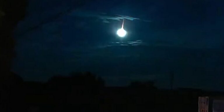 ΗΠΑ: Η στιγμή που «πύρινη σφαίρα» «σχίζει» τον ουρανό με μεγάλη ταχύτητα