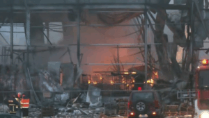 Πολύμηνη διαρροή βλέπουν οι ειδικοί πίσω από τη φονική φωτιά στη «Βιολάντα» – Φόβοι για νέα ανάφλεξη και έκρηξη στο εργοστάσιο