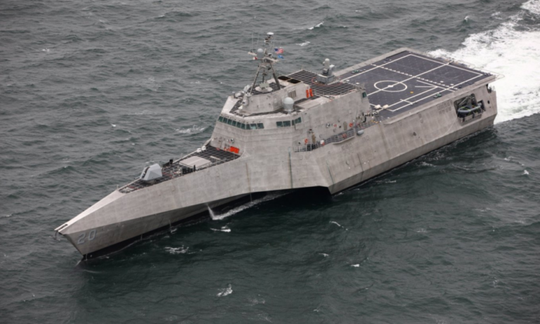 Αμερικανικό πολεμικό πλοίο προσέδεσε για πρώτη φορά στην κινεζική ναυτική βάση της Καμπότζης