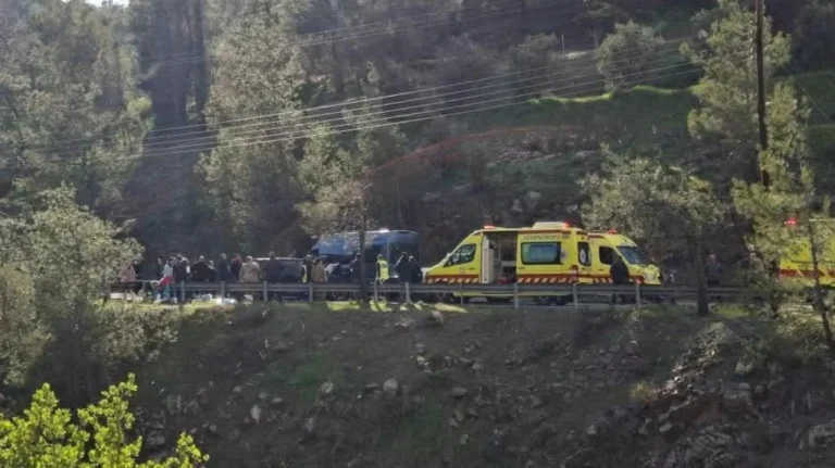 Τροχαίο με σχολικό λεωφορείο στην Κύπρο: 13 τραυματίες από τη σύγκρουση