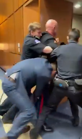 Επεισόδιο στο Καπιτώλιο με διαδηλωτή κατά του πολέμου στο Ιράν: Του έσπασαν το χέρι και τον έβγαλαν σηκωτό με τη βοήθεια γερουσιαστή