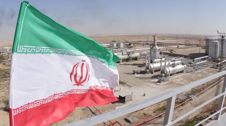 Το Ιράν έχει αποθηκευμένο πετρέλαιο για 80 ημέρες – Πλήγματα στις εξέδρες θα κλείσουν τα Στενά του Ορμούζ