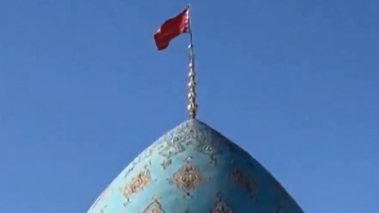 Υψώθηκε η «κόκκινη σημαία της εκδίκησης» στο Ιράν