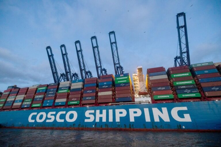Χάος στην παγκόσμια ναυτιλία – Η Cosco αναστέλλει κρατήσεις για δρομολόγια στη Μέση Ανατολή