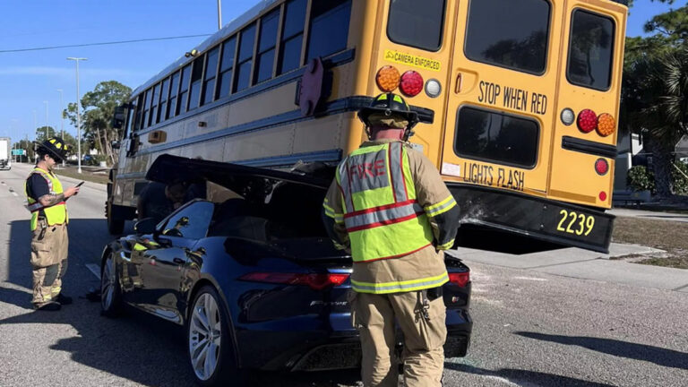 Jaguar «σφήνωσε» κάτω από σχολικό λεωφορείο – Σοκάρει το video από το τροχαίο