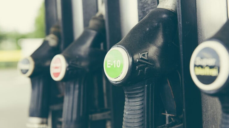 Η Ρωσία σταματά τις εξαγωγές βενζίνης από την 1η Απριλίου για να συγκρατήσει τις τιμές