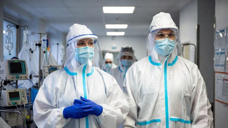 Μια νέα, εξαιρετικά μεταλλαγμένη παραλλαγή της COVID που ονομάζεται «Τζιτζίκι» εξαπλώνεται στις ΗΠΑ. Γνωρίστε αυτά τα συμπτώματα.