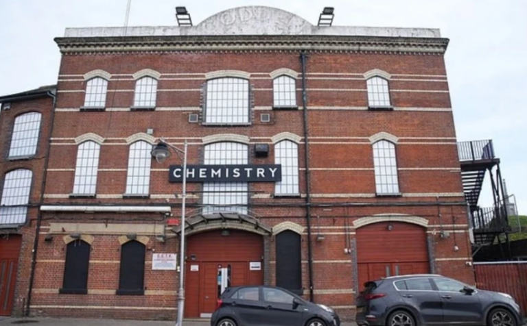 Συναγερμός στη Βρετανία για δεκάδες κρούσματα μηνιγγίτιδας -Ξεκίνησε από ένα… ηλεκτρονικό τσιγάρο!