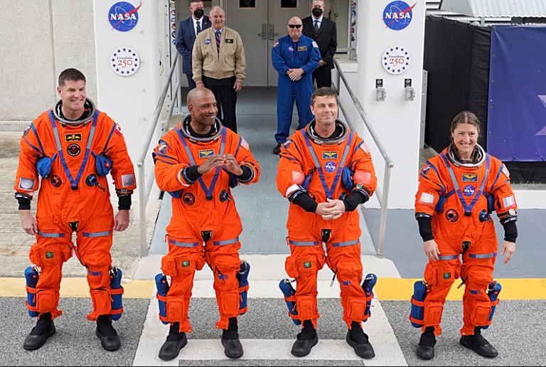 ΑΣΤΡΟΝΑΥΤΗΣ ΤΗΣ ARTEMIS II ΠΙΑΣΤΗΚΕ ΜΕ «ΤΡΙΑ ΠΟΔΙΑ» ΣΕ ΖΩΝΤΑΝΗ ΜΕΤΑΔΟΣΗ — Η ΑΠΟΣΤΟΛΗ ΤΗΣ NASA ΣΤΗ ΣΕΛΗΝΗ ΑΠΟΚΑΛΥΦΘΗΚΕ ΩΣ ΑΠΑΤΗ ΜΕ ΤΕΧΝΗΤΗ ΝΟΗΜΟΣΥΝΗ;